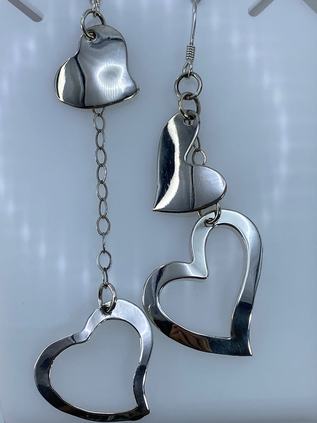Par de aretes de plata 925 con calado geométrico en forma de corazones asimétricos, largos de 10 cm