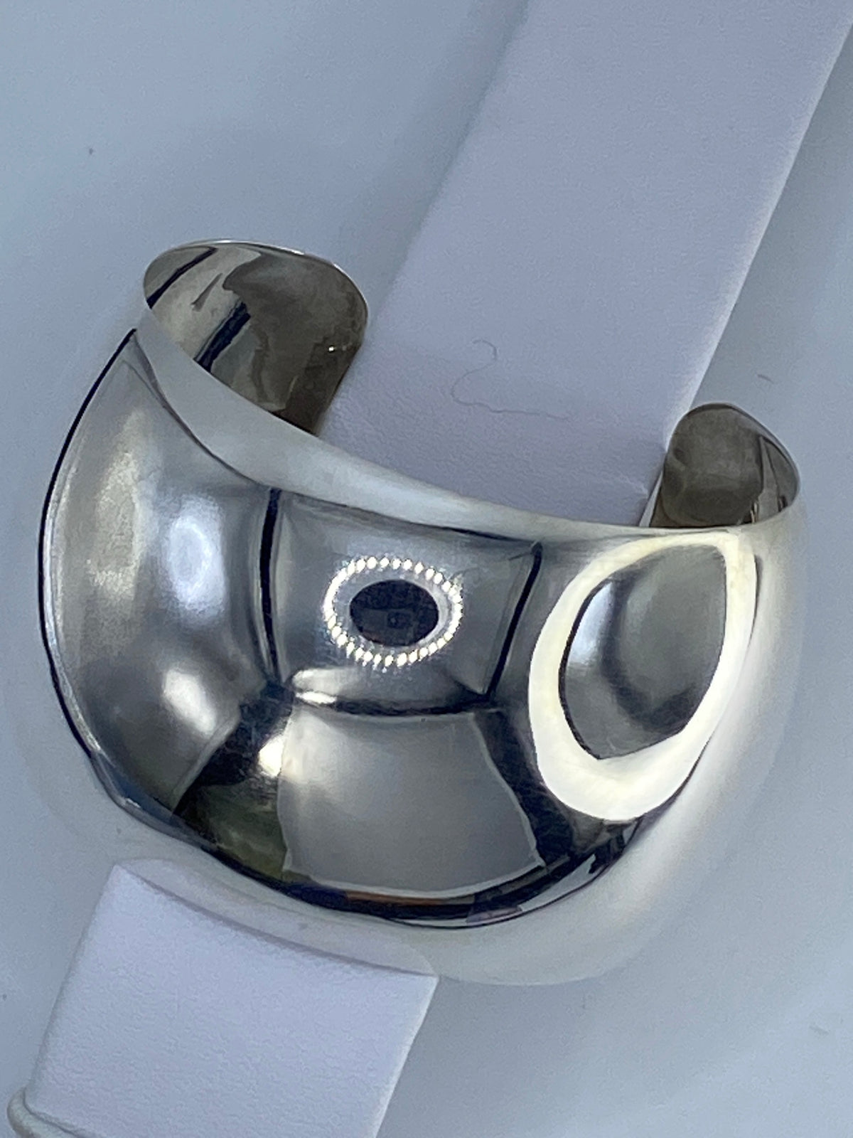 Brazalete de Taxco en plata 925 colocado en la muñeca, mostrando el acabado brillante