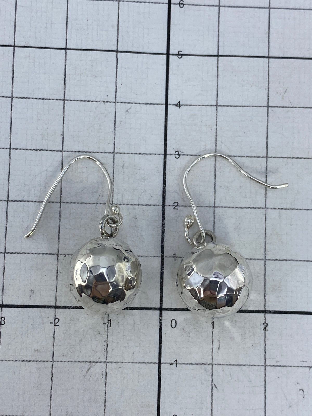 Vista lateral de los aretes con gancho francés de plata 925