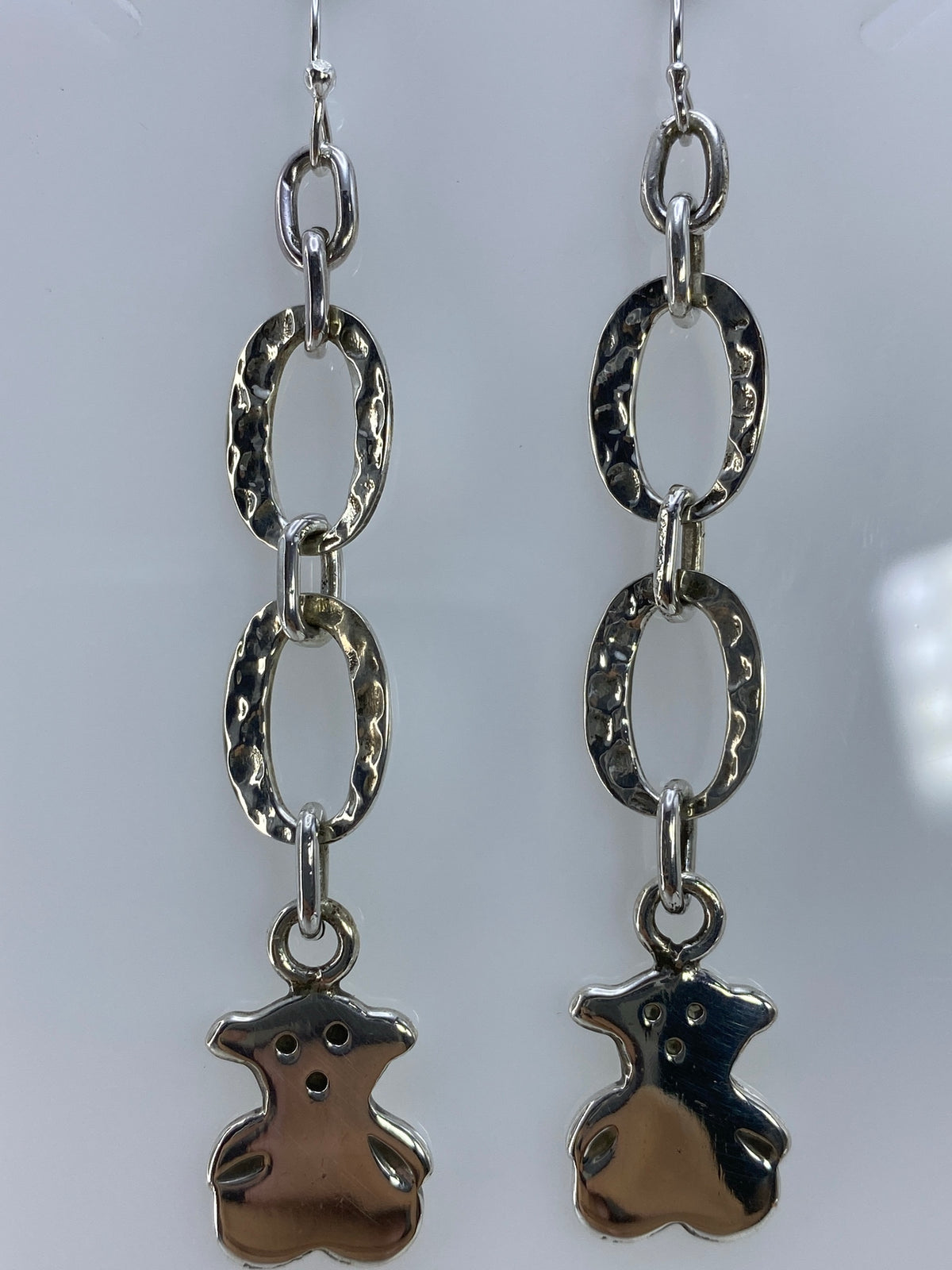 Aretes largos de plata repujada de Taxco con figuras bulbosas y gancho francés