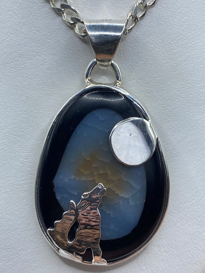 Dije de plata 925 con onix negro, diseño de lobo aullando bajo la luna llena
