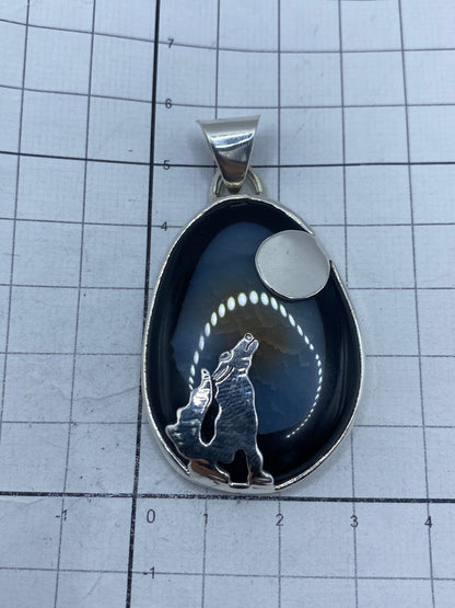 Dije en escala con regla, midiendo 5.7 cm de largo, colgante de plata de Taxco