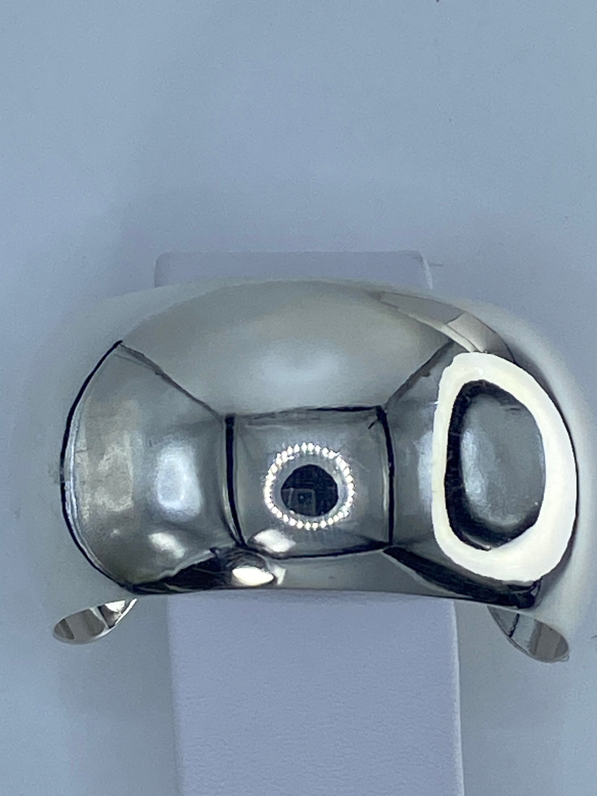 Brazalete rígido de plata 925 visto desde arriba, mostrando el diámetro interior de 6 cm
