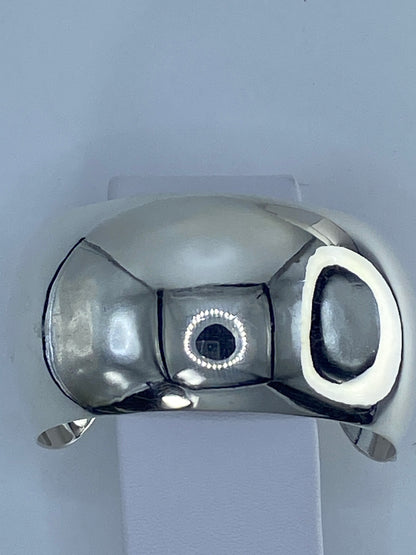 Brazalete rígido de plata 925 visto desde arriba, mostrando el diámetro interior de 6 cm