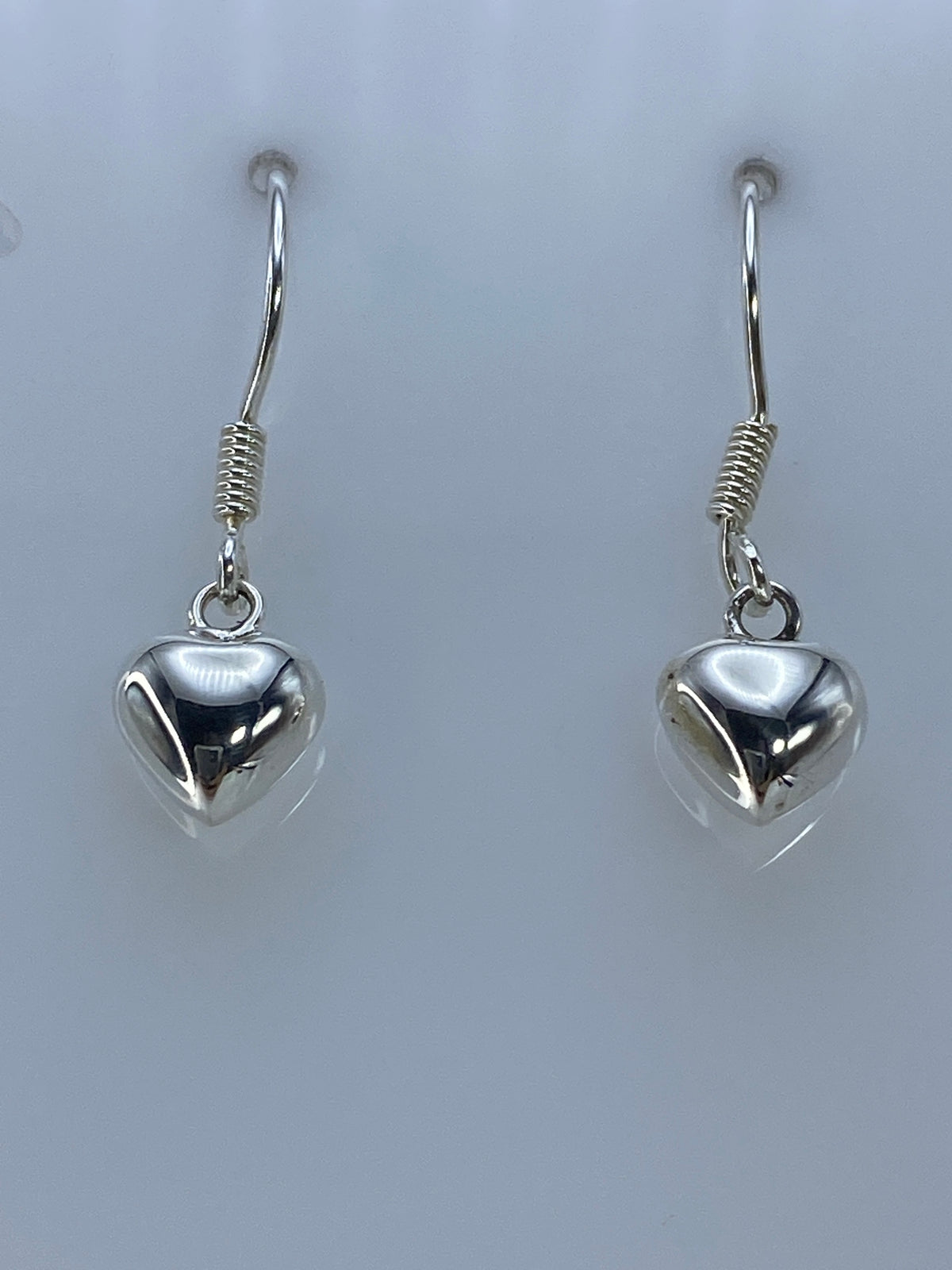 Detalle de los aretes de calado mostrando la precisión del recorte del corazón
