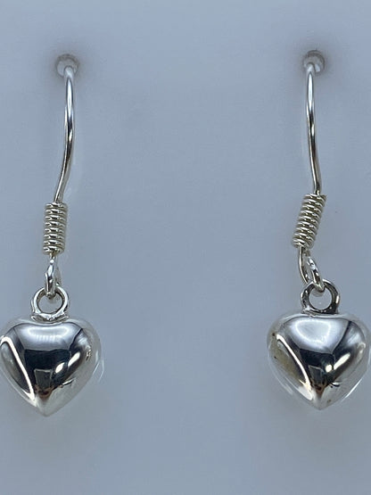 Aretes de plata 925 en gancho colgando sobre fondo blanco