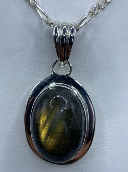 Dije de plata 925 con ojo de gato verde olivo engastado en bezel redondo