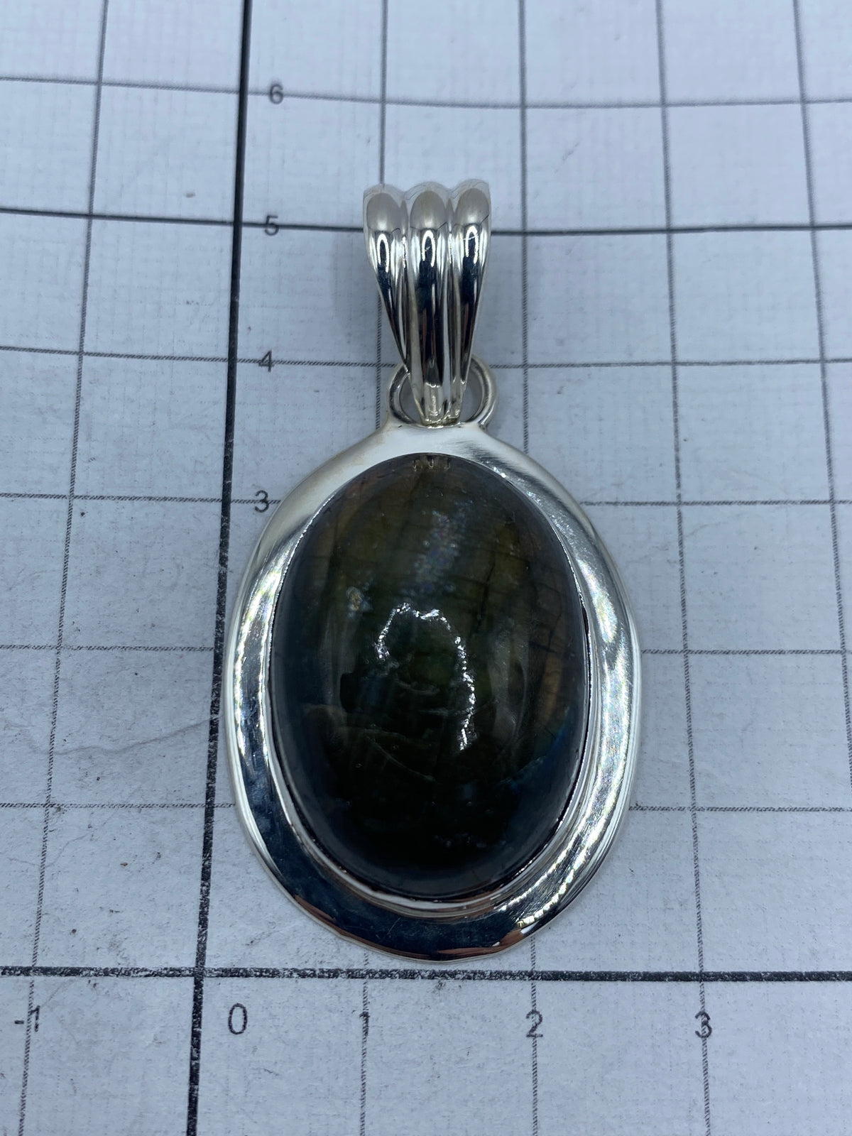 Dije de 5.2 cm sobre escala, mostrando tamaño real de la pieza