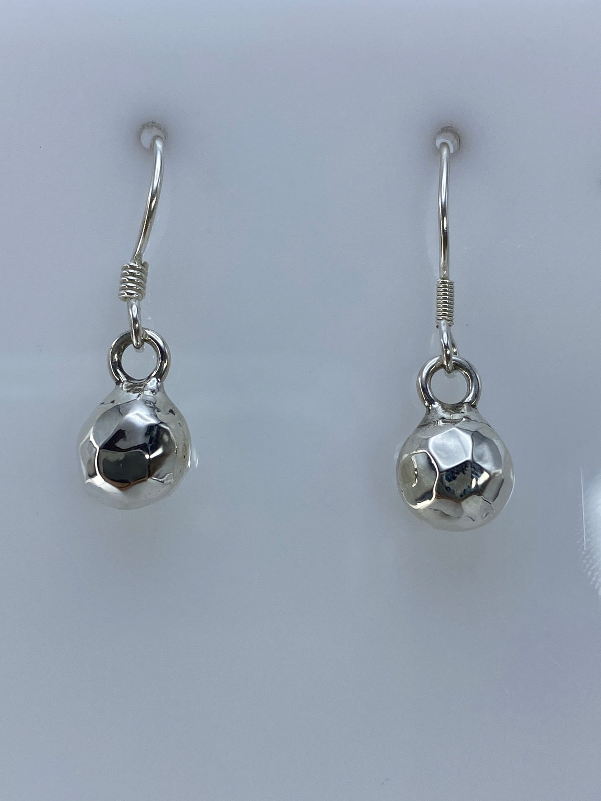 Aretes cartoneados de plata 925 vistos desde el frente, mostrando las 8 facetas