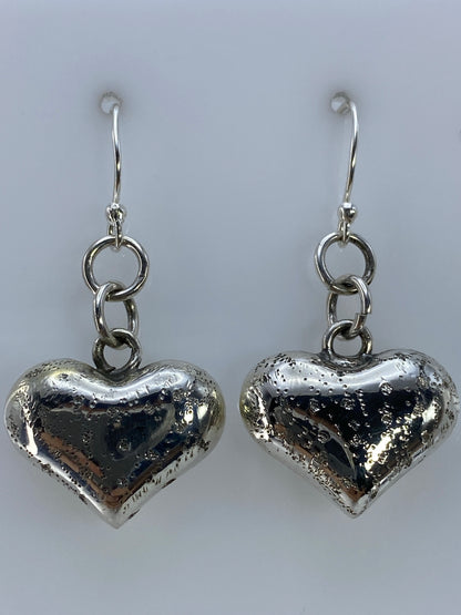 Aretes de corazón plata 925 sobre regla métrica mostrando largo de 3.7 cm