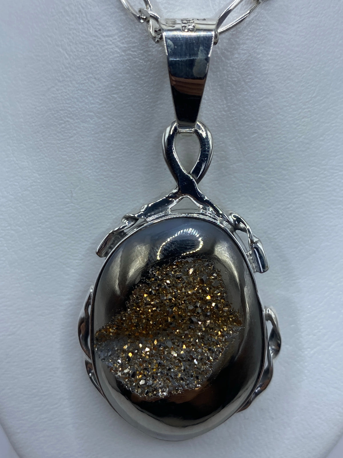 Detalle del engaste de cuarzo en plata 950, mostrando el trabajo a mano del orfebre