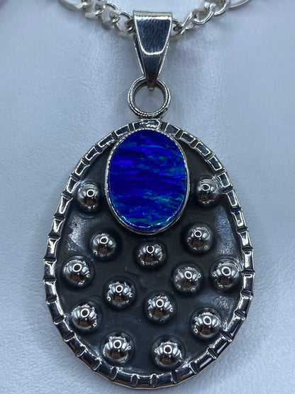 Dije de plata 925 con ópalo de fuego azul y granulados en forma de teardrop