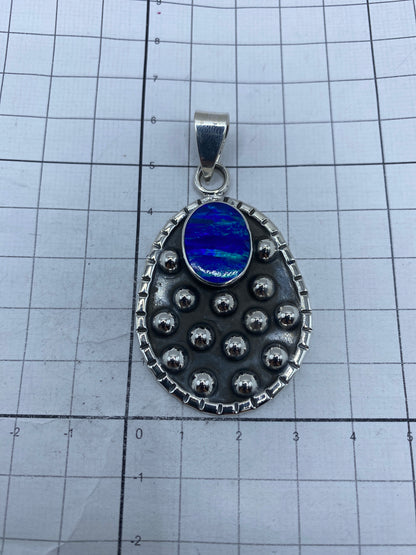 Medida del dije junto a regla: 6.1 cm de largo, con Quinto 925 grabado