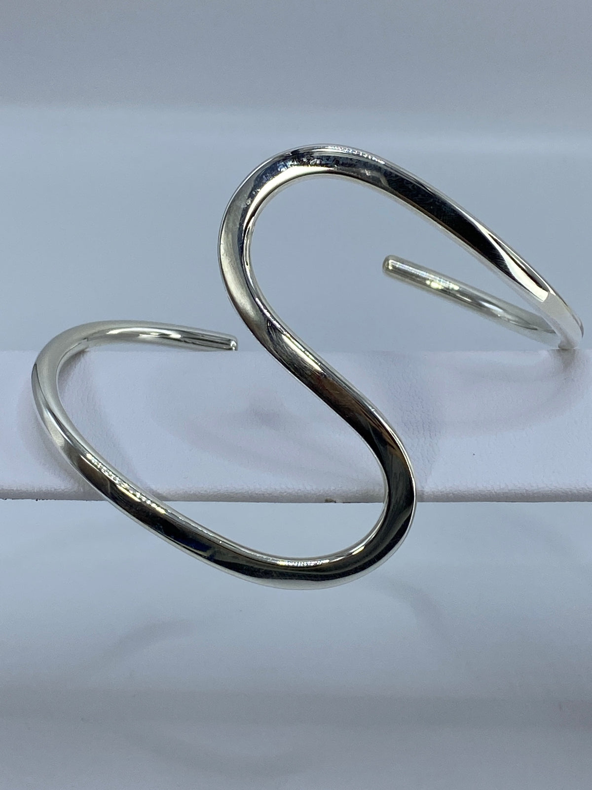 Brazalete de plata en calado con diámetro interior 7.5 cm, visto desde arriba