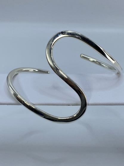 Brazalete de plata en calado con diámetro interior 7.5 cm, visto desde arriba