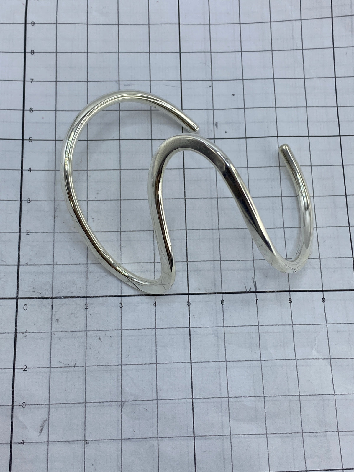 Brazalete sobre fondo blanco mostrando el Quinto 925