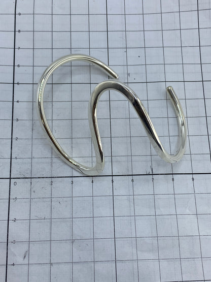 Brazalete sobre fondo blanco mostrando el Quinto 925