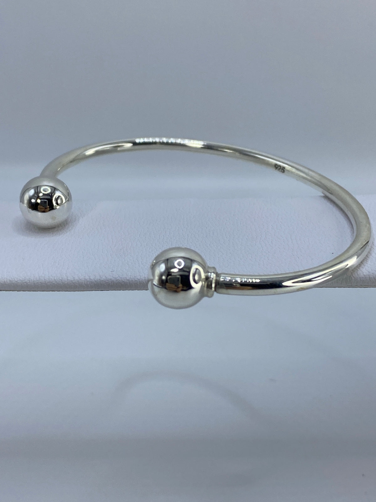 Brazalete de plata 925 de Taxco visto desde arriba, mostrando el volumen del cartoneado