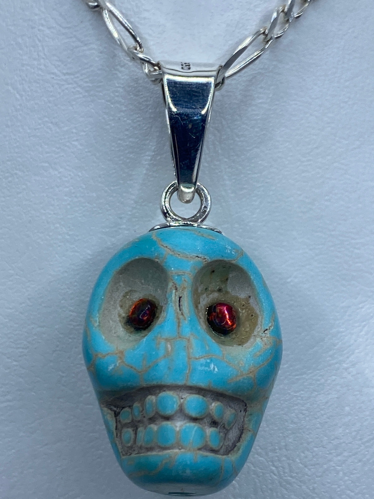 Dije calavera de plata 950 con turquesa azul y ópalo de fuego rojo en cadena plateada