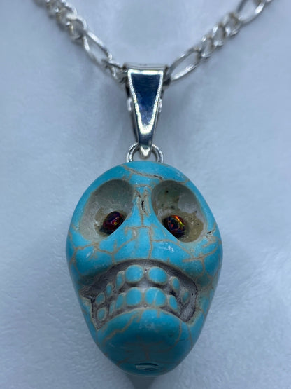 Vista frontal de la calavera: ojos y quijada incrustados con piedras de contraste