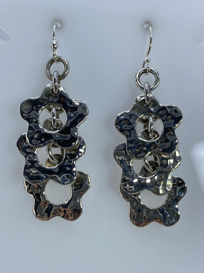 Par de aretes de plata 925 en técnica de calado, diseño geométrico con tres niveles de profundidad, largo 4.8 cm