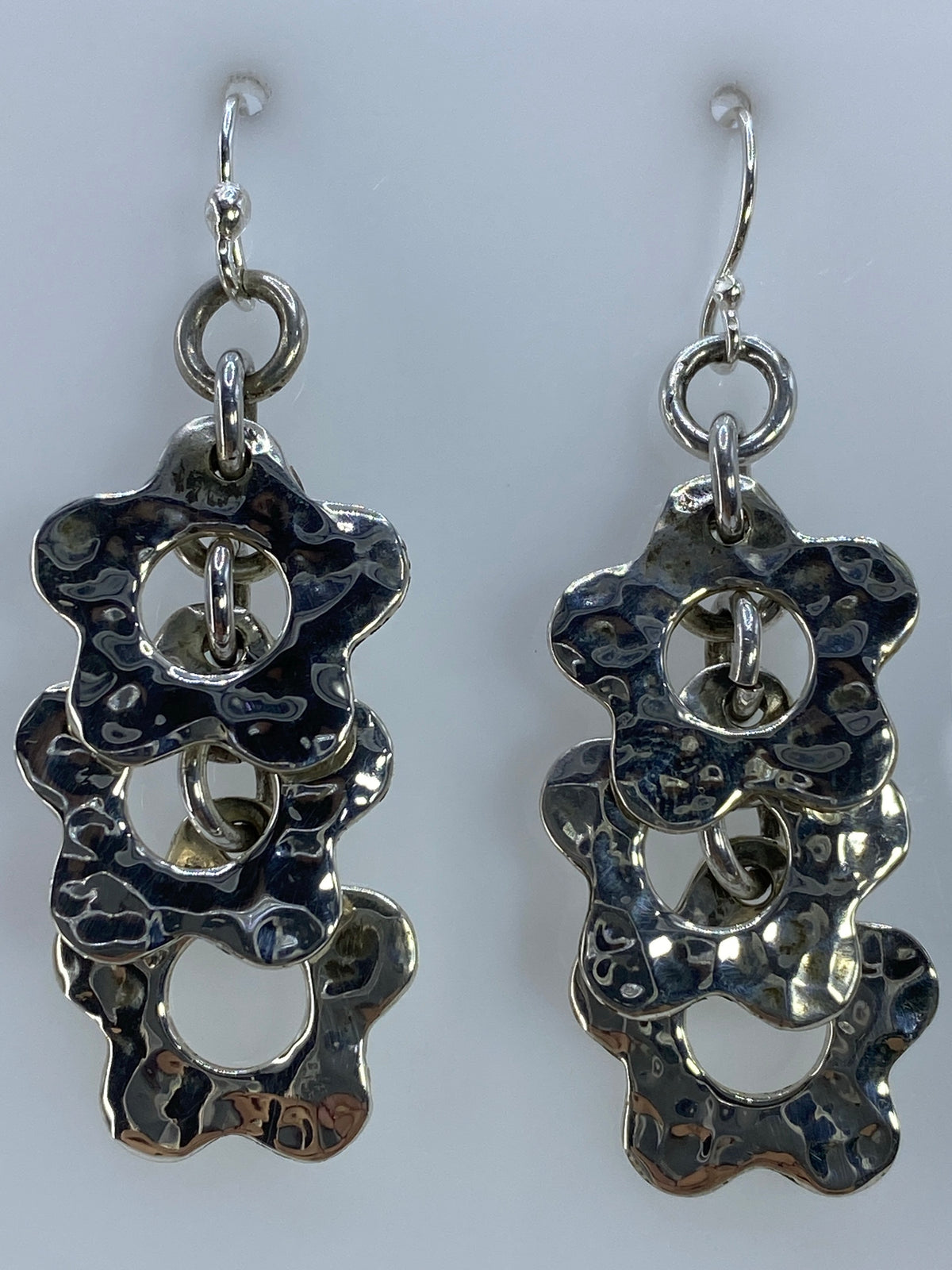 Aretes de plata calada en escala métrica: largo 4.8 cm, cierre de gancho