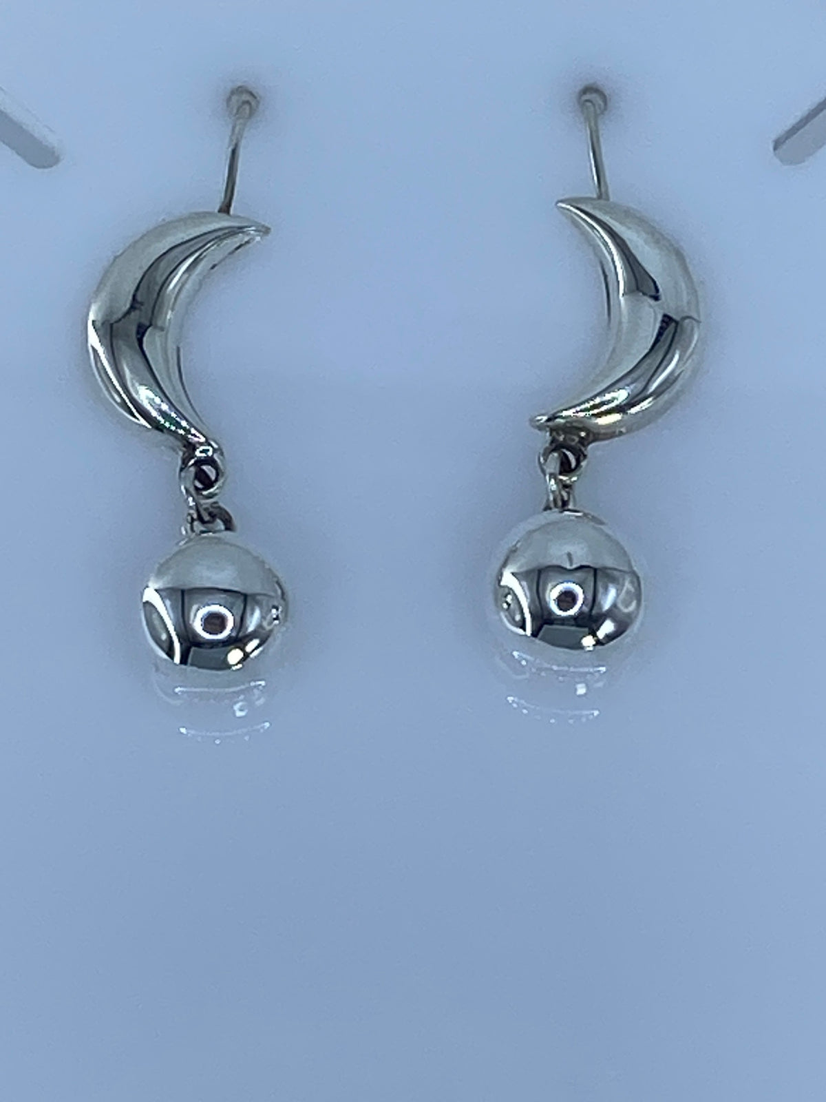 Aretes sobre regla mostrando los 4 cm de largo