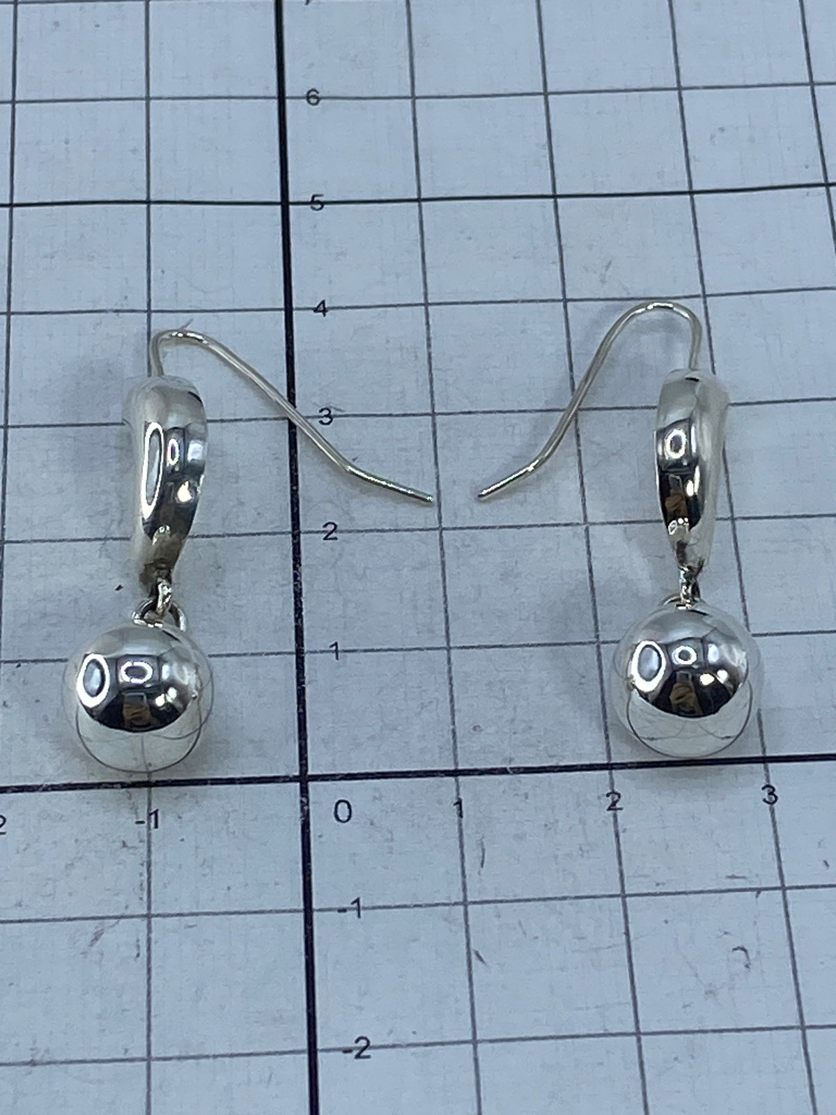 Aretes en la mano mostrando ligereza y presencia visual