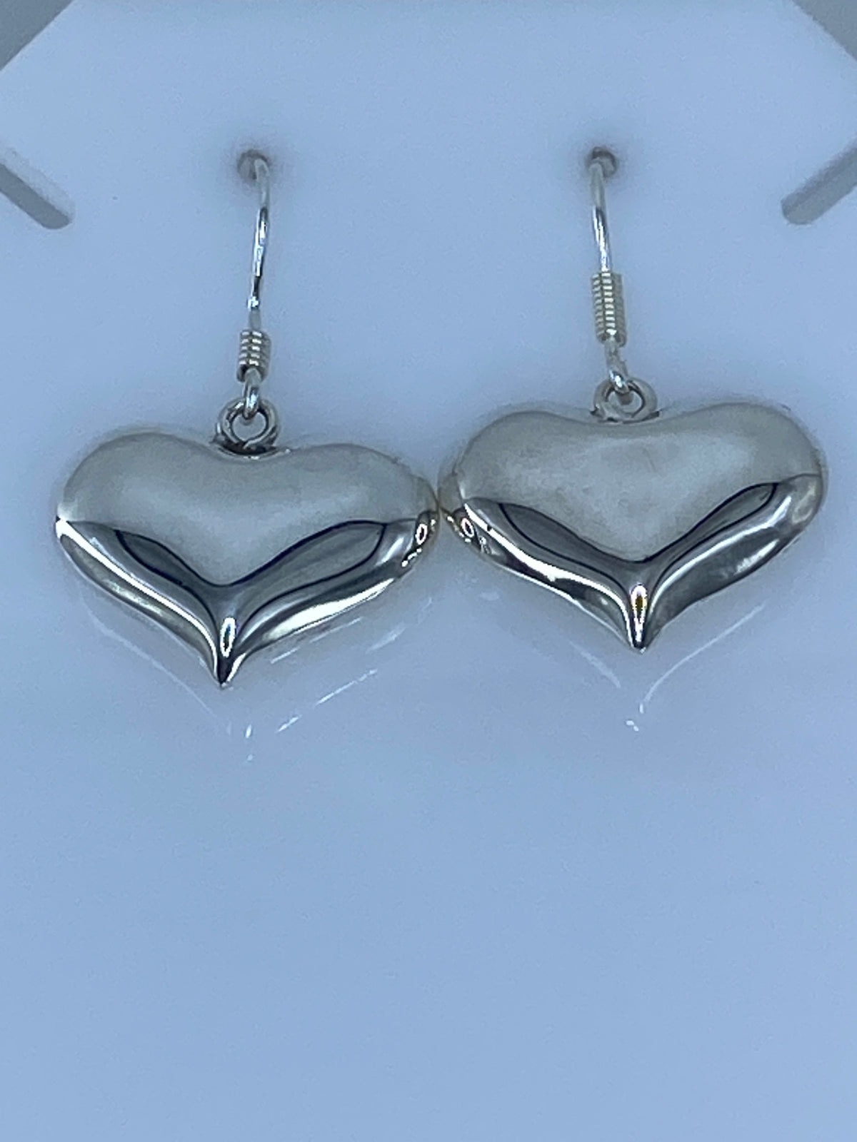 Detalle del acabado cartoneado del corazón, con el brillo de la plata 925 reflejado