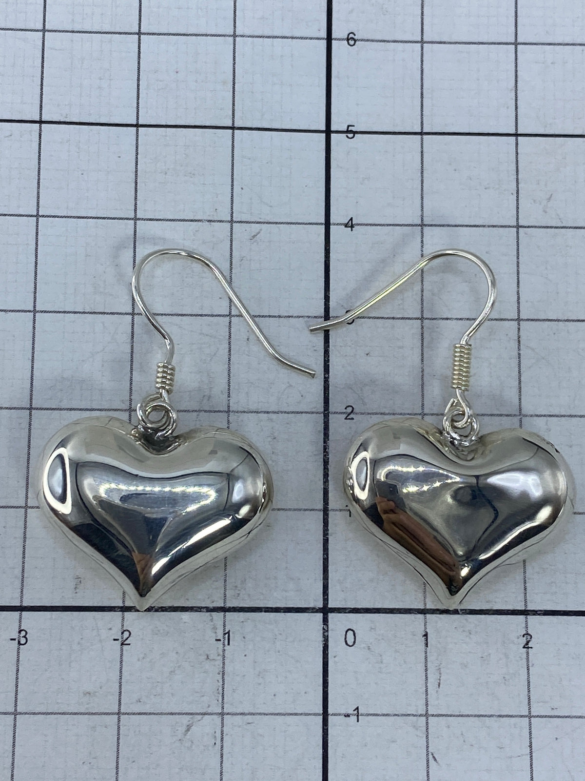 Medida de los aretes de corazón de plata: 3.8 cm de largo, par completo