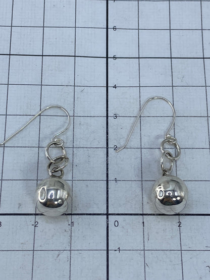 Aretes de plata cartoneada brillante sobre fondo blanco