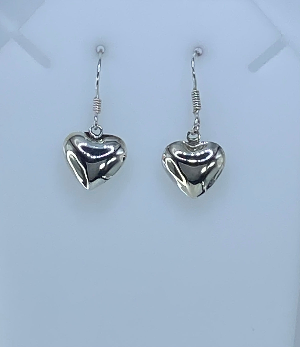 Par de aretes de plata 925 con corazón cartoneado en vista frontal