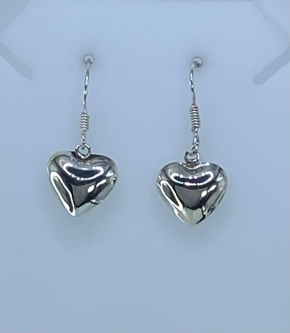Aretes puestos en oreja, corazón de 3 cm con gancho de plata