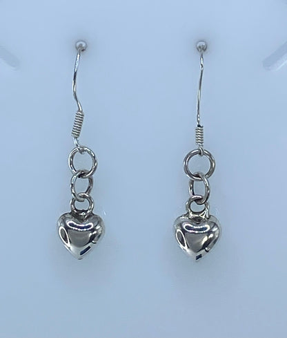 Aretes de corazón de plata Taxco 925 medidos con escala, mostrando 3.8 cm de largo