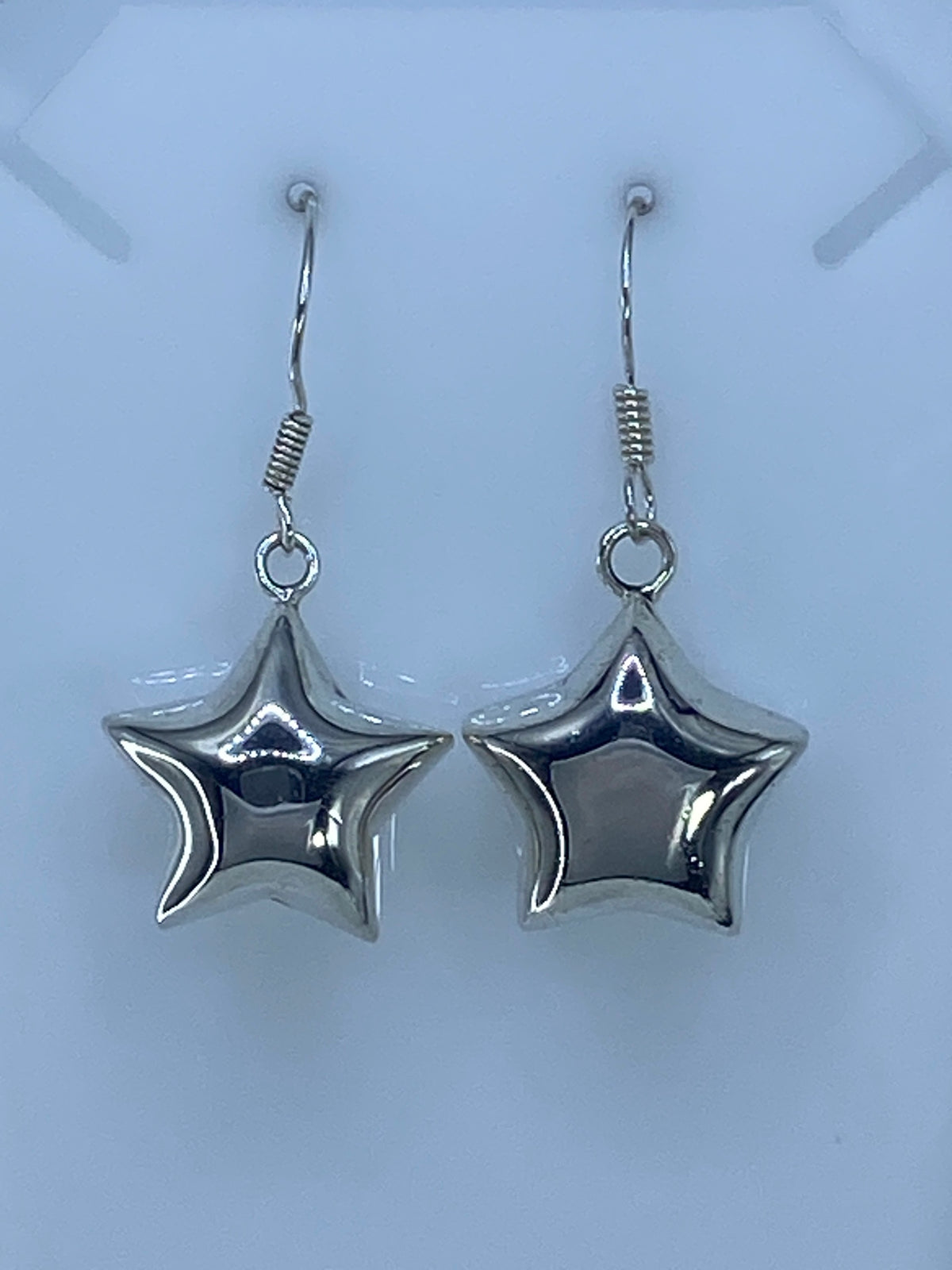 Detalle frontal de la estrella tridimensional en cartoneado de plata