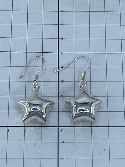 Aretes sobre fondo blanco con el Quinto 925 visible