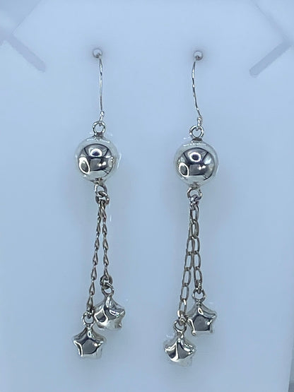 Par de aretes largos de plata 925 con esferas cartoneadas y estrellitas colgantes, vista frontal completa