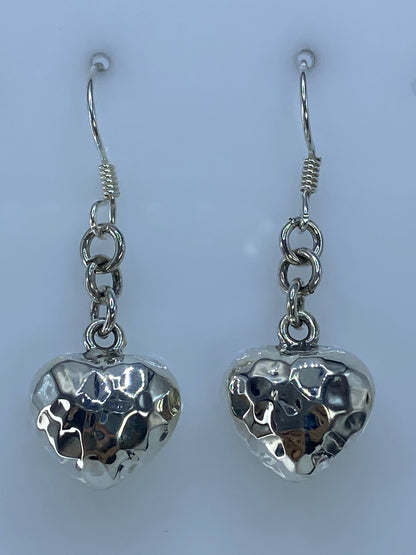 Aretes de plata con forma de corazón facetado, 4 cm de largo, en cartoneado de Taxco