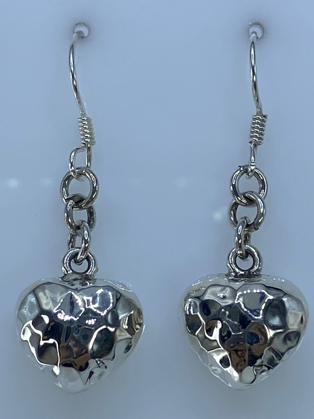 Detalle de la faceta y brillo del corazón de plata 925
