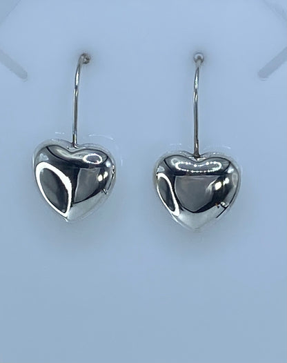 Aretes cartoneados de plata vistos en escala — largo 3.2 cm, diseño minimalista