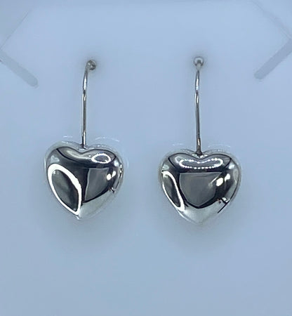 Detalle del volumen 3D y pulido de los aretes de corazón de Taxco