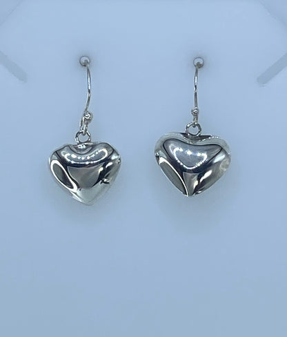 Detalle de un arete corazón de plata 925 mostrando el Quinto y el acabado pulido
