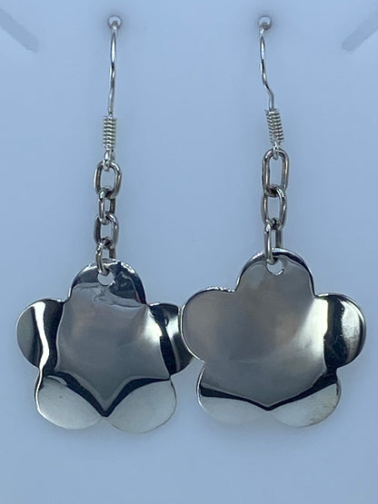 Aretes de plata calado floral, diseño geométrico, vistos de frente en par