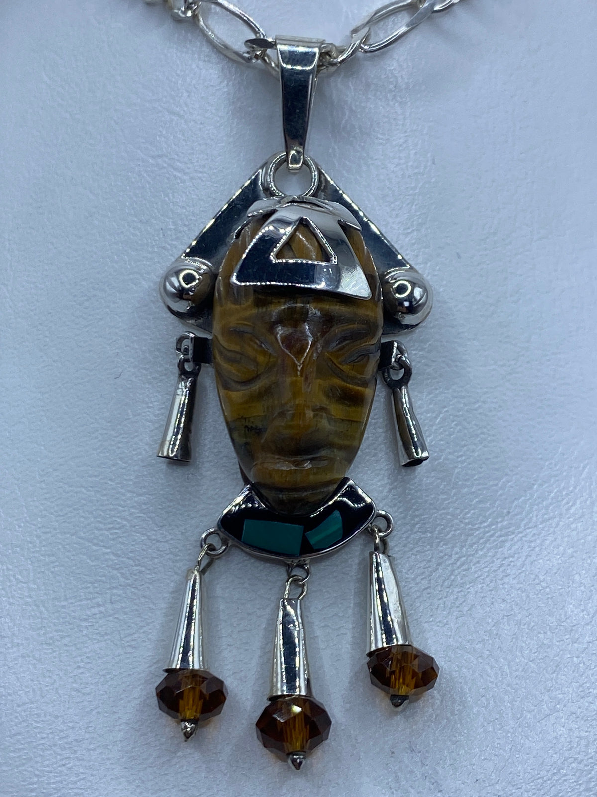 Dije prehispánico de plata con rostro de Pakal, Ojo de Tigre y Malaquita en collar