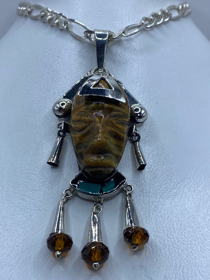 Detalle frontal del repujado del rostro de K'inich Janaab' Pakal en plata 925
