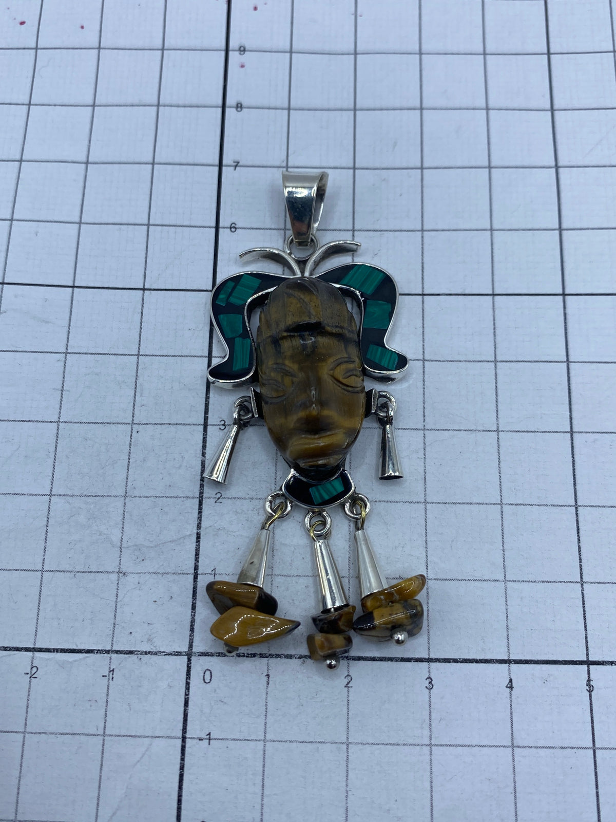 Dije puesto sobre cadena, mostrando el largo de 6.9 cm en proporción al cuerpo