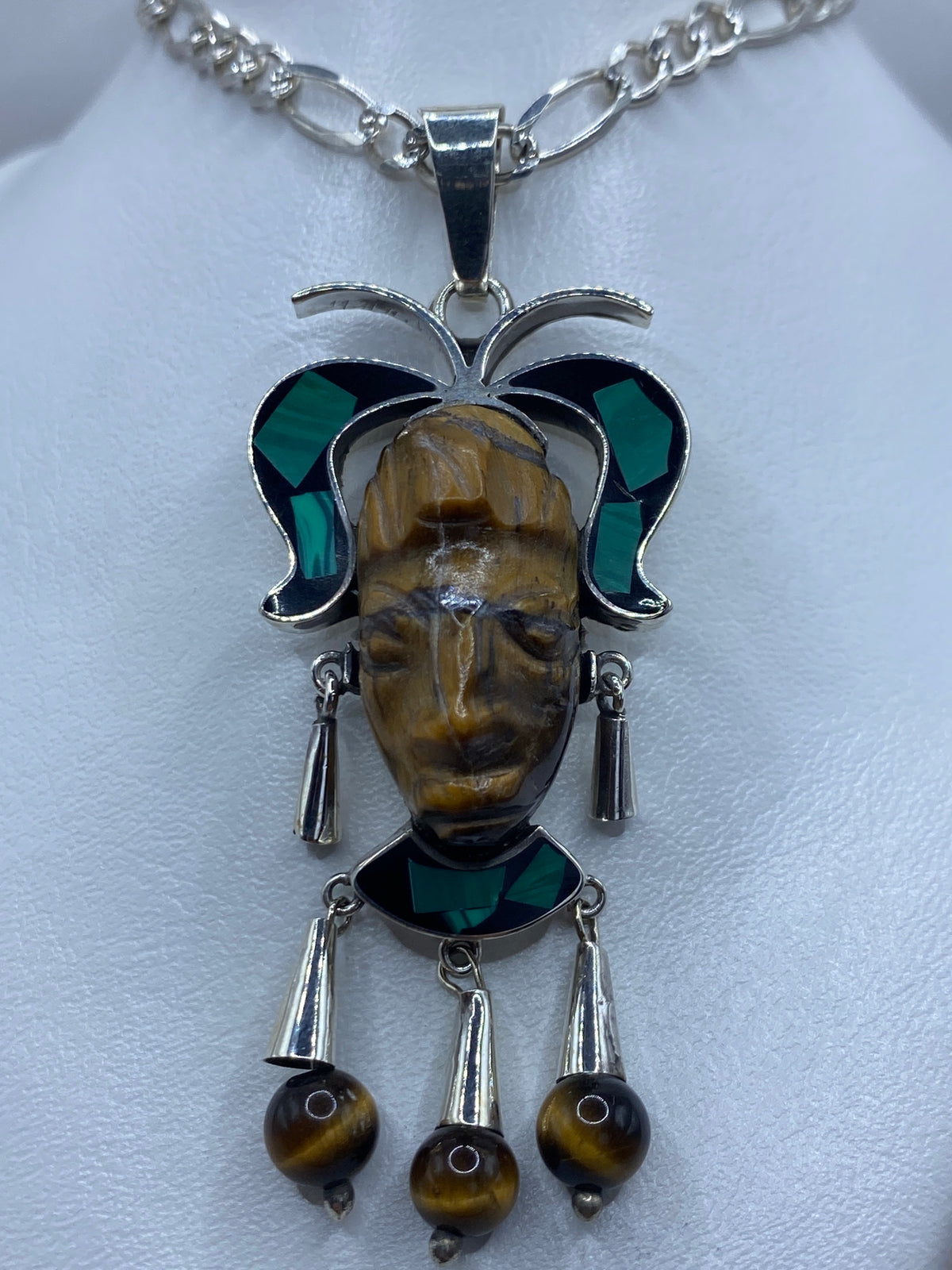 Dije de plata repujado con rostro prehispánico Maya K'inich Janaab' Pakal, adornado con Ojo de Tigre, Malaquita y Ojo de Gato