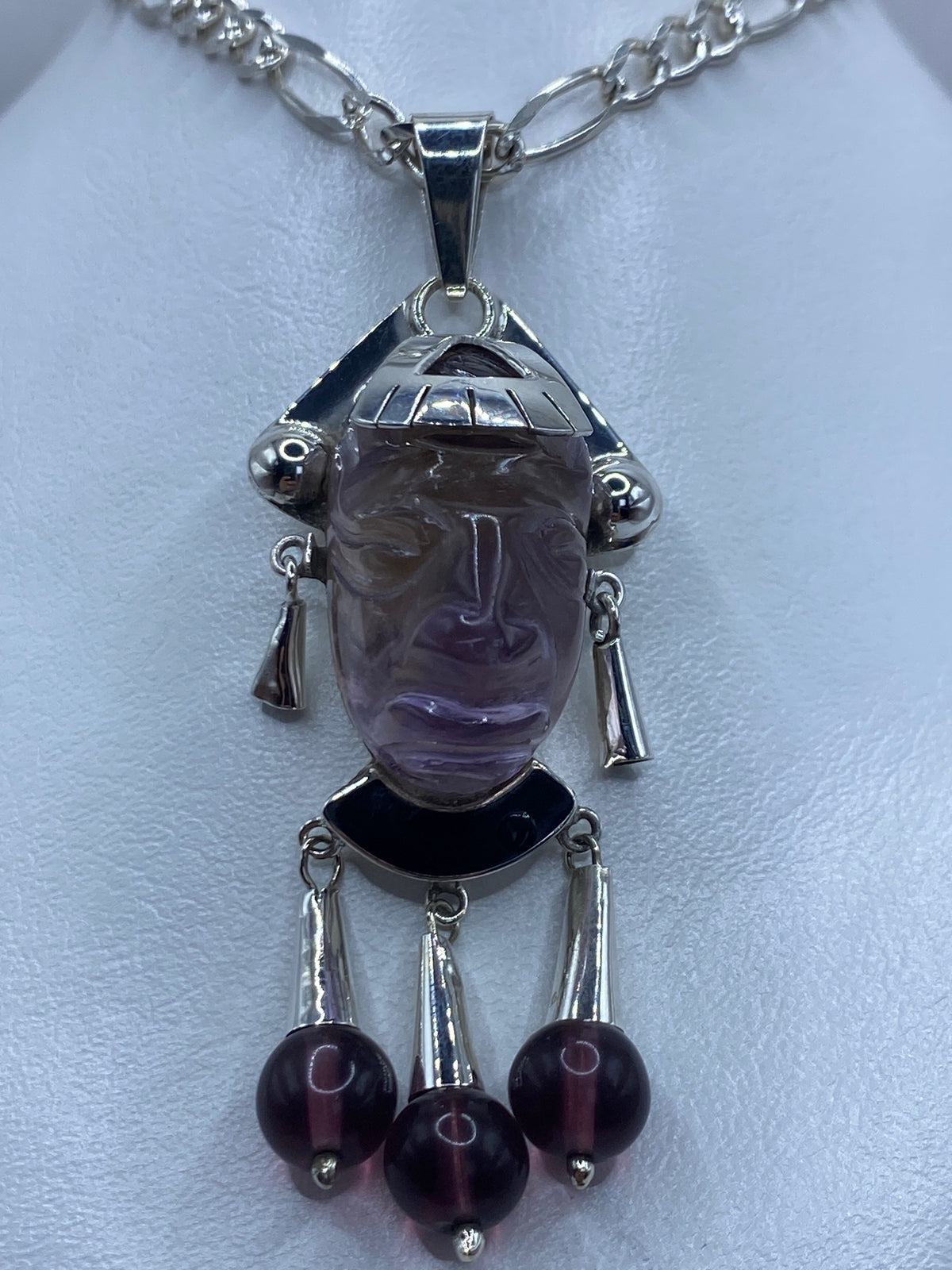 Dije repujado de plata 925 con rostro maya y corona, amatista morada y ónix negro