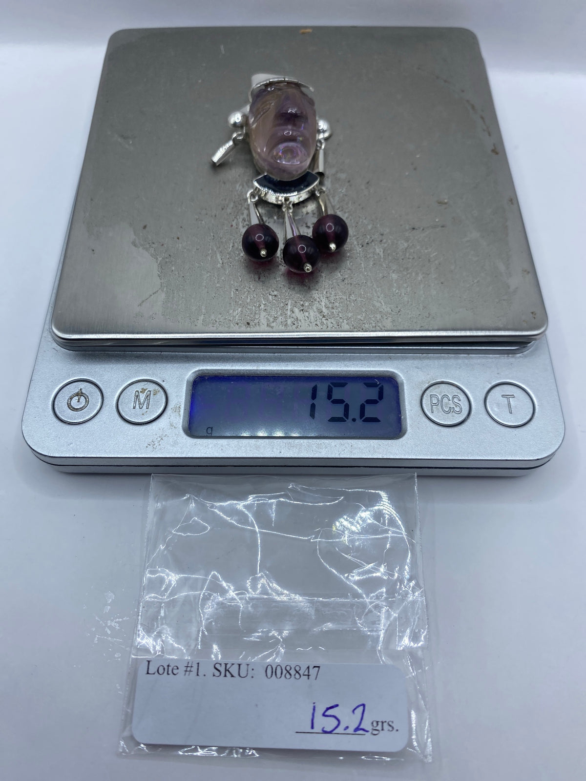 Reverso del dije de plata con marca MEXICO 925 y diseño repujado
