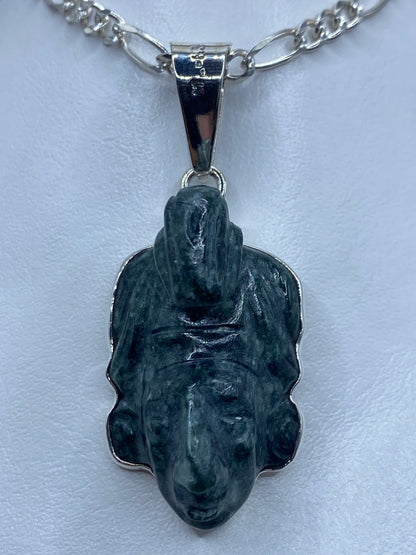 Vista frontal del dije prehispánico de 6.1 cm, mostrando los detalles del repujado y la corona